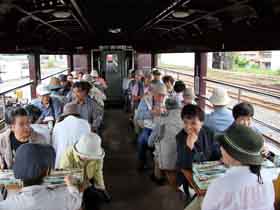 1.トロッコ列車内で昼食