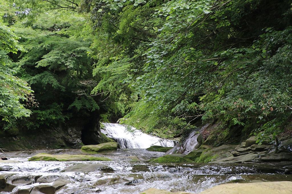 9.上流に見える滝