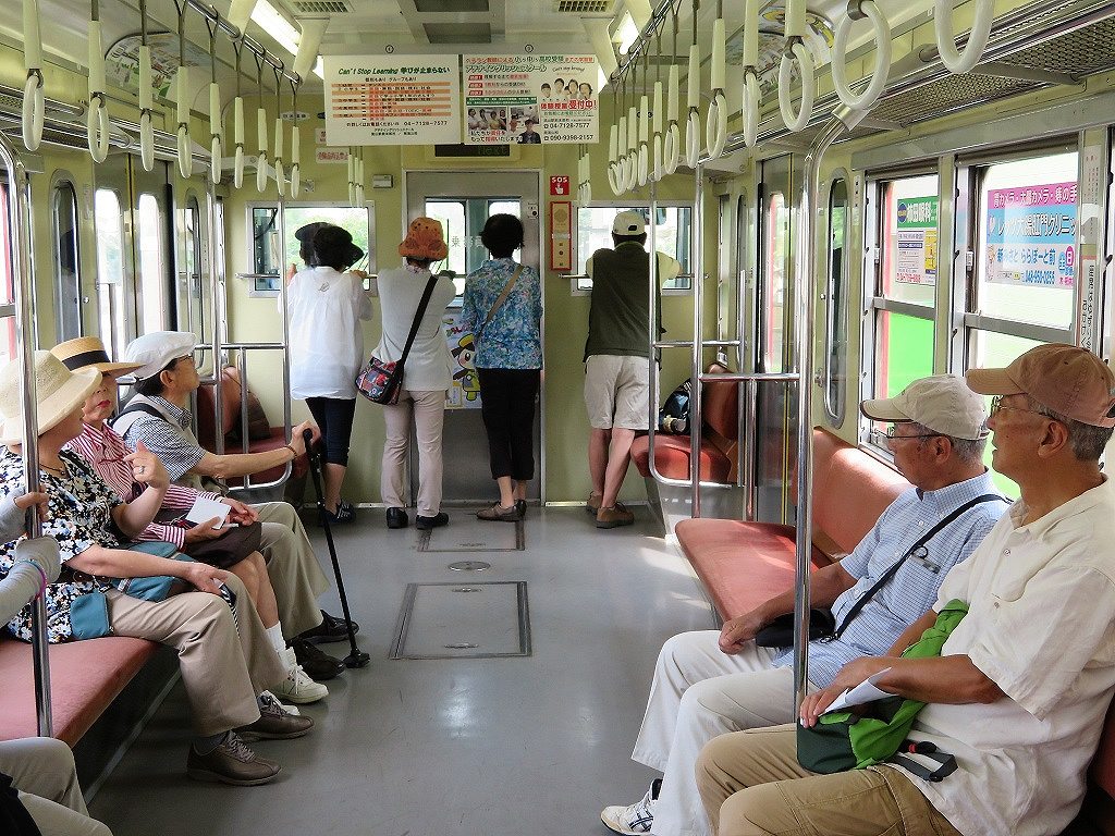 12.) 流山電鉄車内